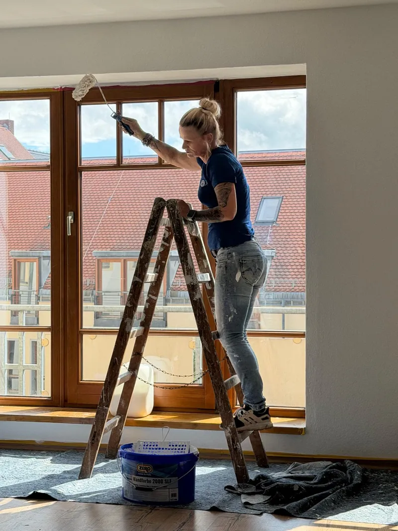 Yvette Dietrich bei Arbeiten in einer Wohnung